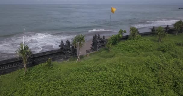 Aerial view of temple wall at the Batu Bolong beach — Stock Video