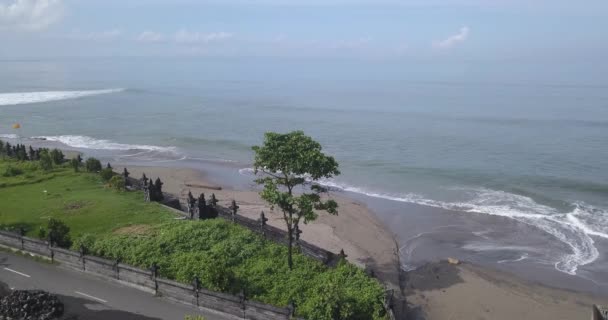 Widok z lotu ptaka ściany świątyni na plaży Batu Bolong — Wideo stockowe