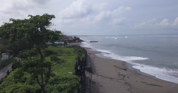 Letecký pohled na chrámovou stěnu na pláži Batu Bolong — Stock video