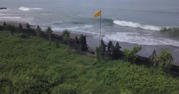 Aerial view of temple wall at the Batu Bolong beach — Stock Video