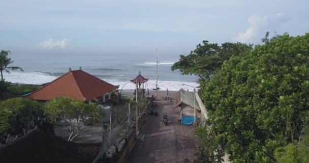 Aerial view of temple wall at the Batu Bolong beach — Stock Video