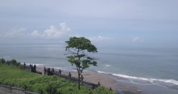 Vista aérea de la pared del templo en la playa de Batu Bolong — Vídeos de Stock