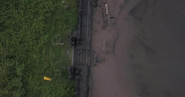 Luchtfoto van tempelmuur aan het Batu Bolong strand — Stockvideo