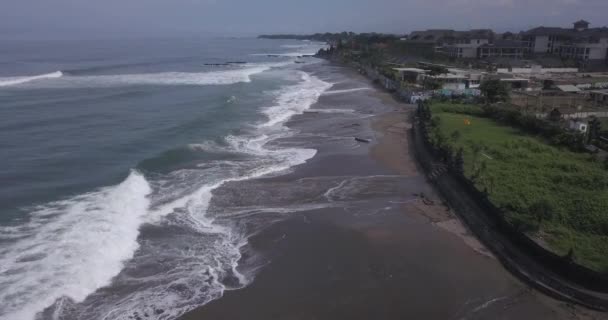 Batu Bolong plajındaki tapınak duvarının havadan görüntüsü. — Stok video