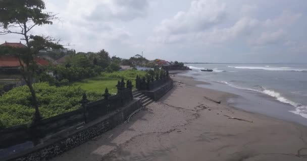 Aerial view of temple wall at the Batu Bolong beach — Stock Video