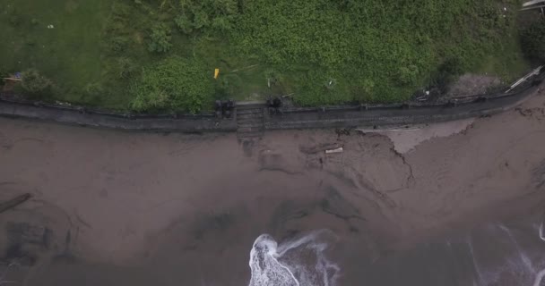 Batu Bolong海滩圣殿城墙的空中景观 — 图库视频影像