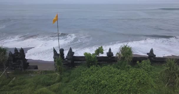 Légi kilátás templom fala a Batu Bolong strand — Stock videók