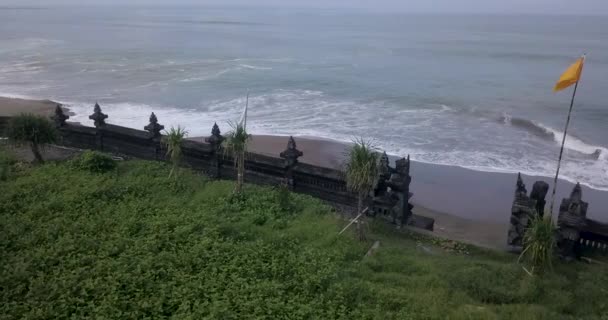 Batu Bolong plajındaki tapınak duvarının havadan görüntüsü. — Stok video
