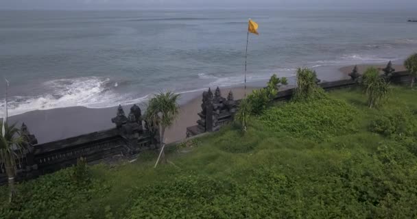 Légi kilátás templom fala a Batu Bolong strand — Stock videók