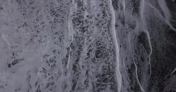 Vista aérea de la playa de arena negra — Vídeos de Stock