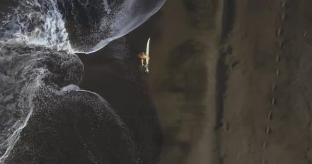 Vue aérienne du surfeur à la plage 