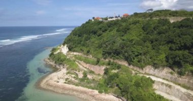 Nusa Dua plajının havadan görünüşü, yukarıdan tapınak.