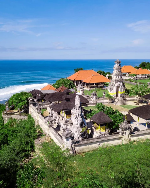Luftaufnahme des balinesischen Tempels an der Küste — Stockfoto