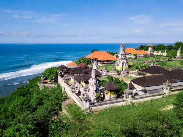 Vista aérea do templo balinês na costa — Fotografia de Stock