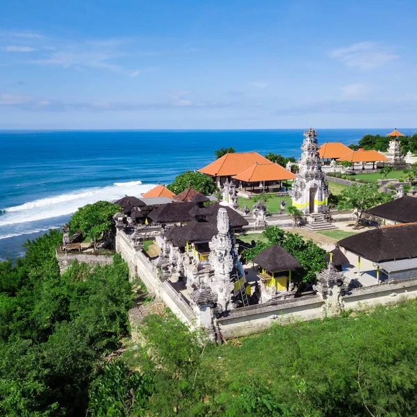 Vista aérea do templo balinês na costa — Fotografia de Stock