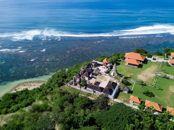 Vue aérienne du temple balinais sur la côte — Photo