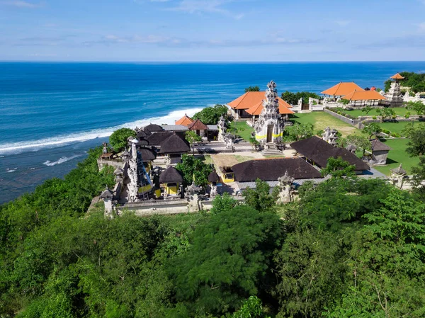 Luftaufnahme des balinesischen Tempels an der Küste — Stockfoto