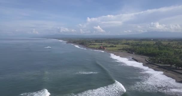 Luftaufnahme vom Strand von Kedungu — Stockvideo