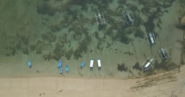 Letecký pohled na motorové čluny na pláži Sanur — Stock video