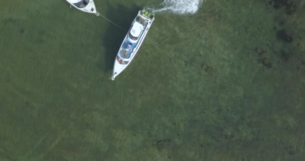 Vista aérea de barcos a motor na praia de Sanur — Vídeo de Stock