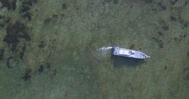 Flygfoto av motorbåtar på Sanur stranden — Stockvideo