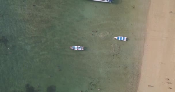 Vista aérea de lanchas a motor en la playa de Sanur — Vídeos de Stock