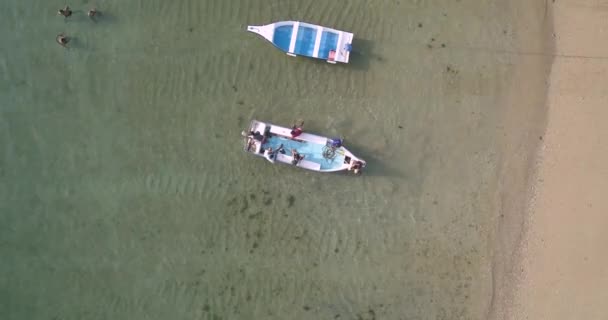Sanur sahilindeki motorlu teknelerin hava görüntüsü. — Stok video