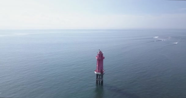 Vista aérea do farol no oceano — Vídeo de Stock