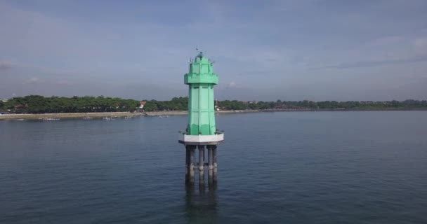 Вид с воздуха на маяк в океане — стоковое видео