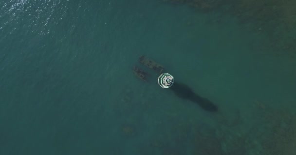 Вид с воздуха на маяк в океане — стоковое видео