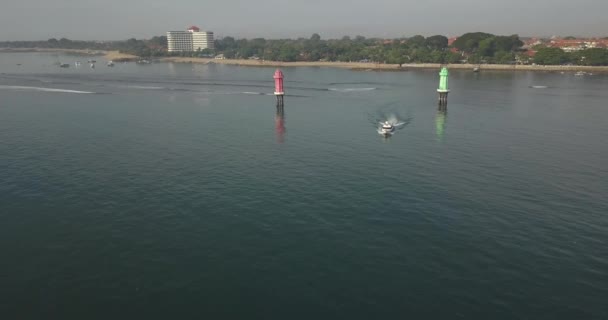 Vue aérienne du bateau à moteur à la plage de Sanur 