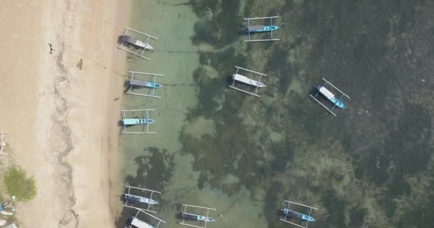 Luftaufnahme von Motorbooten am Strand von Sanur — Stockvideo