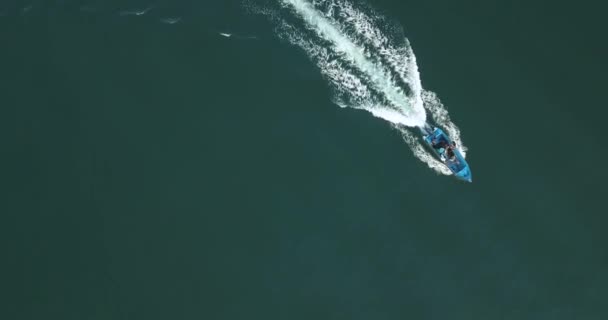 Вид с воздуха на экскурсионную лодку — стоковое видео