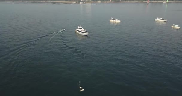 Luchtfoto van de excursieboot — Stockvideo