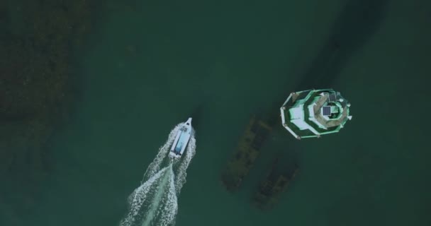 Вид з повітря на екскурсійний човен — стокове відео