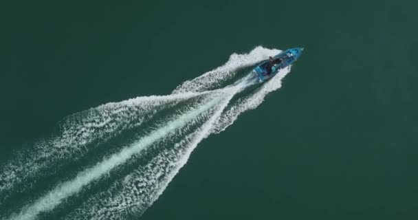 Vista aérea del barco de excursión — Vídeos de Stock