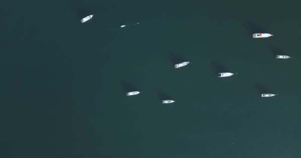 Vista aérea de barcos flotando en aguas azules — Vídeos de Stock