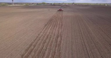 Tarım alanındaki traktörün hava görüntüsü