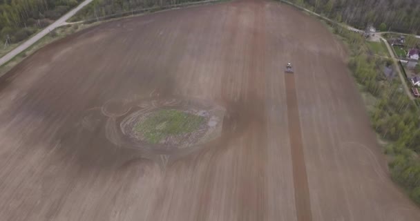 Luchtfoto van de trekker op landbouwgebied — Stockvideo