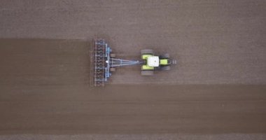 Tarım alanındaki traktörün hava görüntüsü