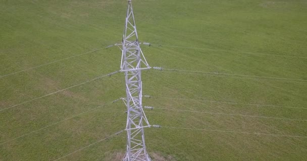 Flygfoto av makt pylon i arkiverad — Stockvideo