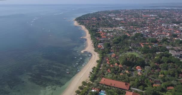 Вид с воздуха на пляж Санур — стоковое видео