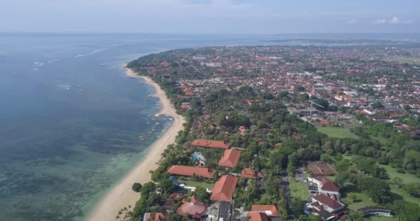 Вид с воздуха на пляж Санур — стоковое видео