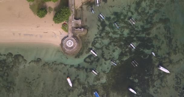 Vista aérea de barcos amarrados en el mar durante el día soleado — Vídeo de stock