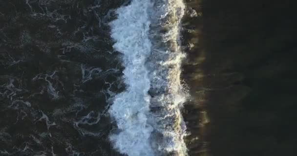 Vista aérea da praia de areia preta — Vídeo de Stock
