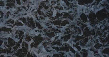 Siyah kumsalın havadan görünüşü