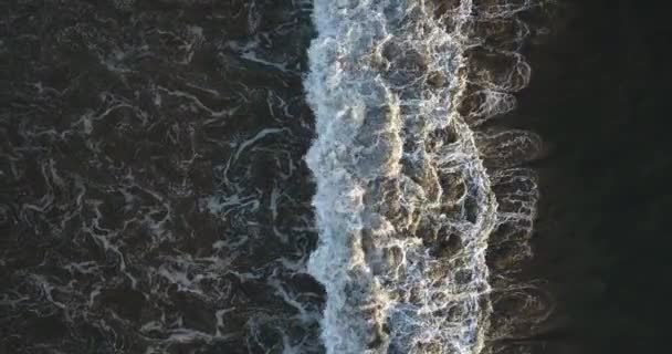 Vista aérea de la playa de arena negra — Vídeos de Stock