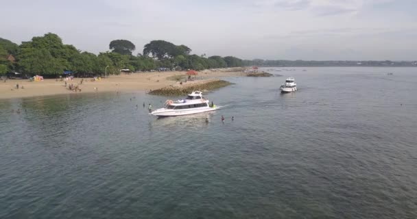 Vista aérea de barcos amarrados en el mar durante el día soleado — Vídeos de Stock
