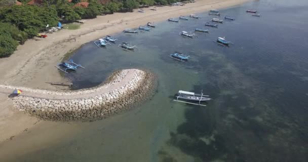 Вид с воздуха на лодки, пришвартованные в море в солнечный день — стоковое видео