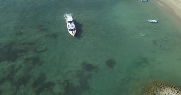 Letecký pohled na lodě kotvící na moři během slunečného dne — Stock video